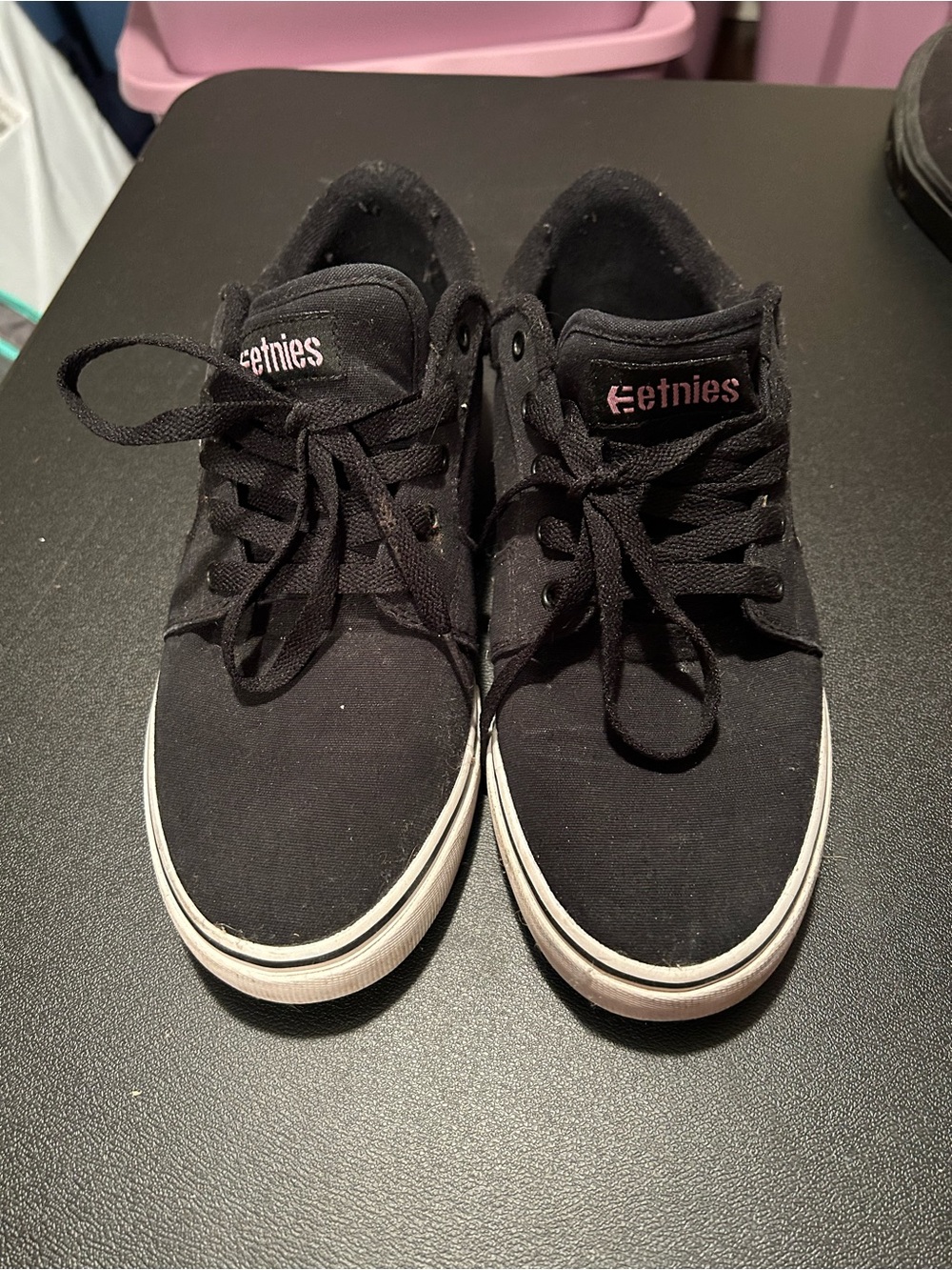 Black Etnies skateboarding shoes women’s 10